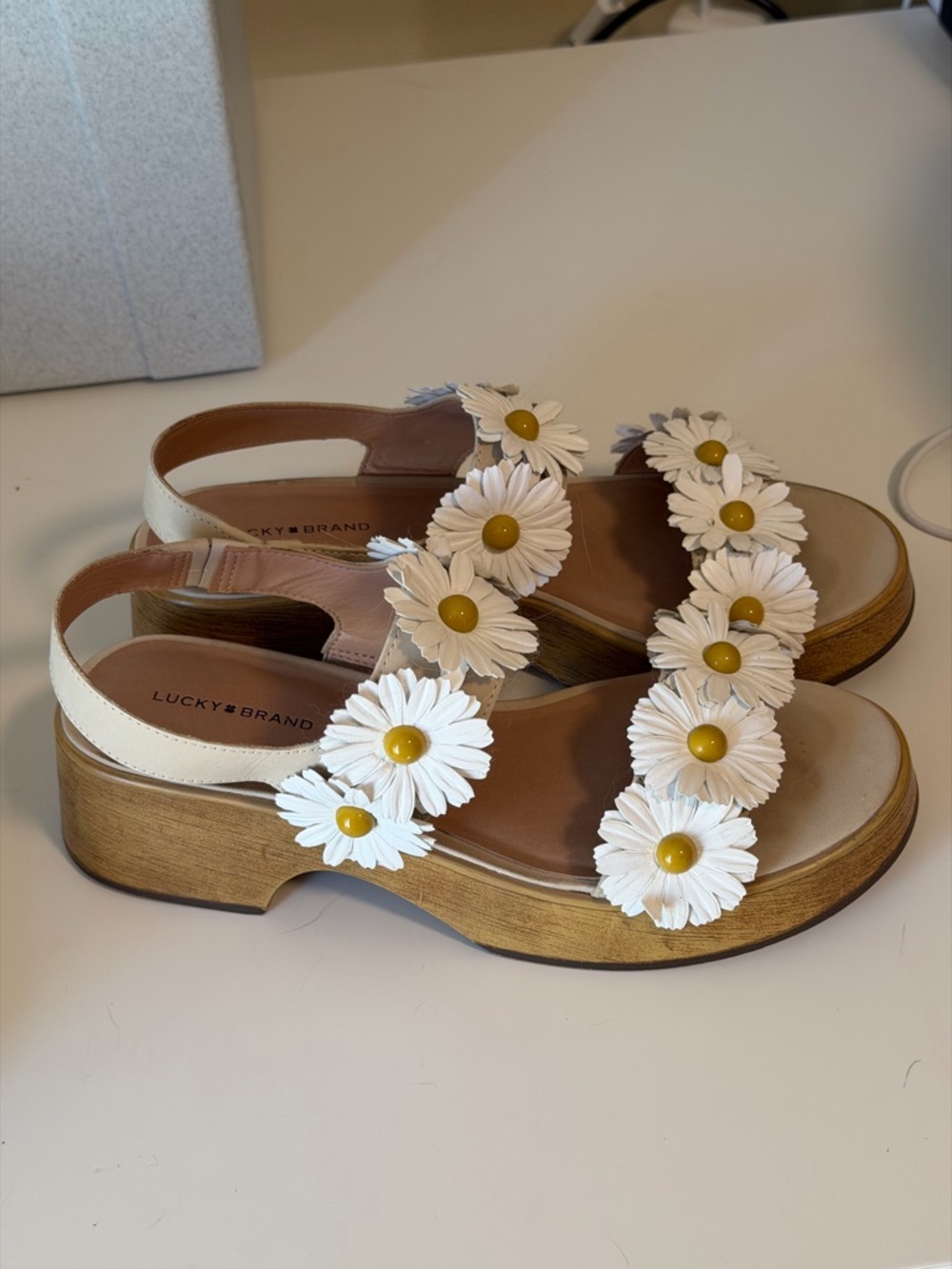 🌼Lucky Brand daisy platform sandals 🌼